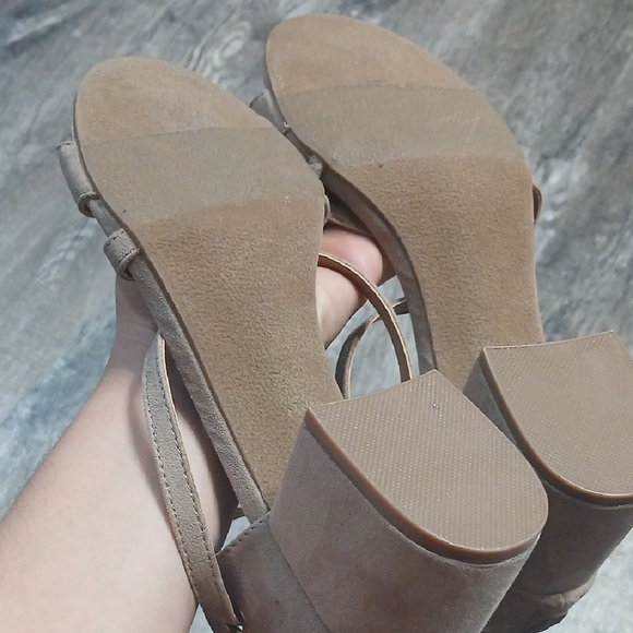 Tan Block Heels By New Directions, Sz 10 , New Without Tags Or Box. - Picture 4 of 6